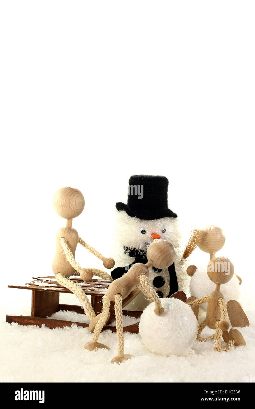 Eltern mit Kinder Biuld einen Schneemann Stockfoto