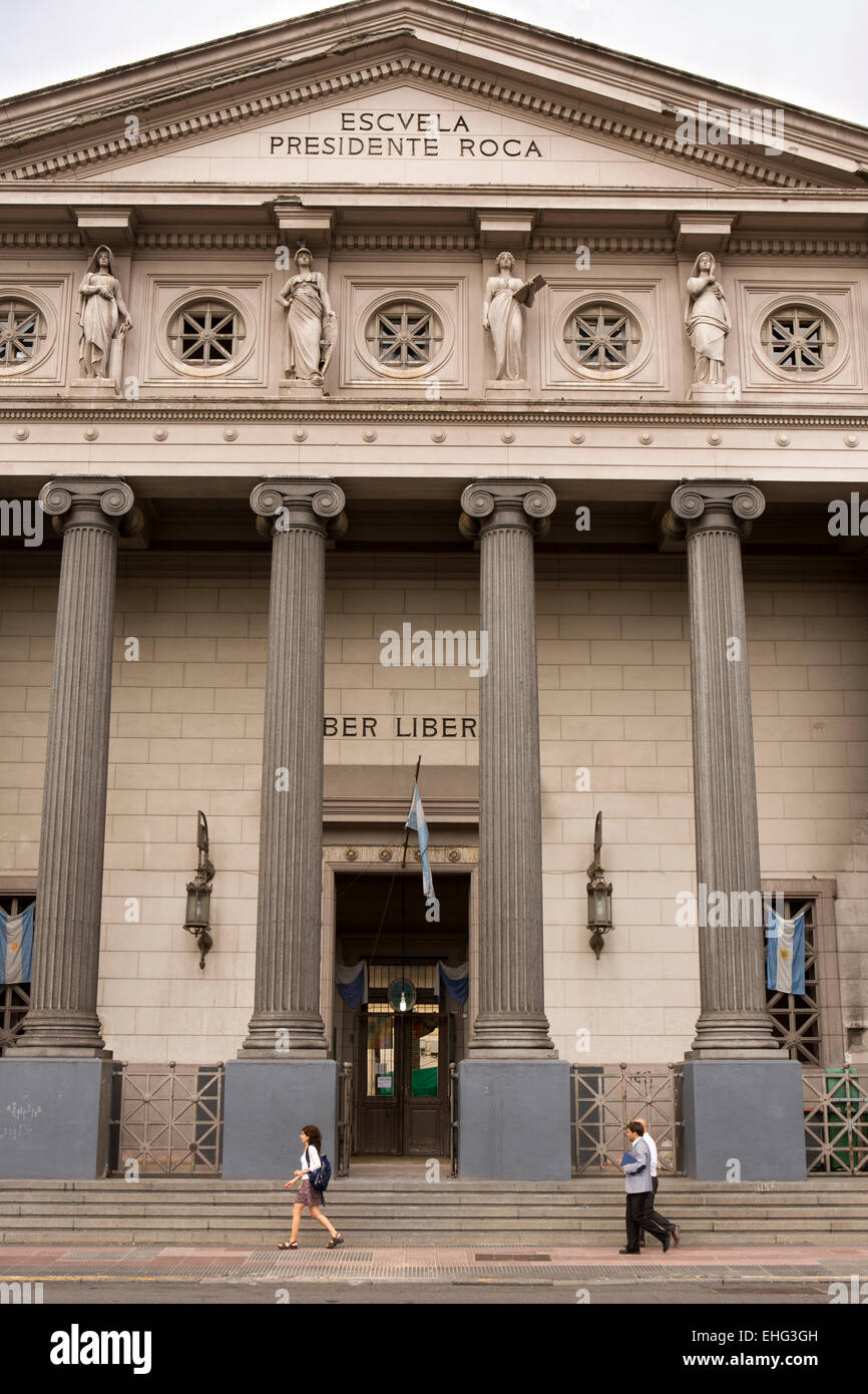 Argentinien, Buenos Aires, Libertad, klassischen Portikus der Escuela Presidente Roca, Pionier der freie Grundschulbildung Stockfoto