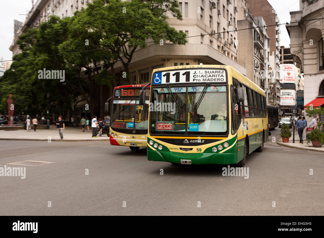 Argentinien, Buenos Aires, Libertad, öffentlicher Verkehr, zwei Busse in Bewegung Stockfoto