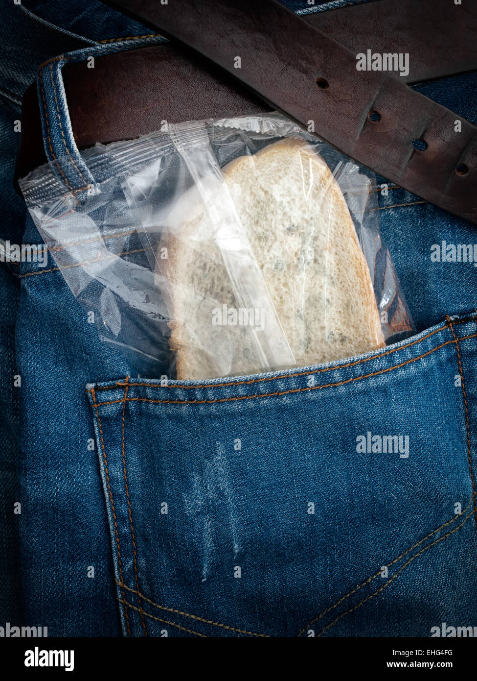 Schimmelige Scheibe Brot verpackt in der Tasche. Stockfoto