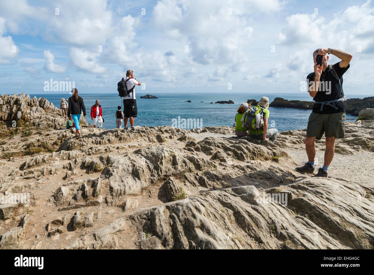 Touristen in La Pointe du Grouin, in der Nähe von Cancale, Bretagne. Stockfoto