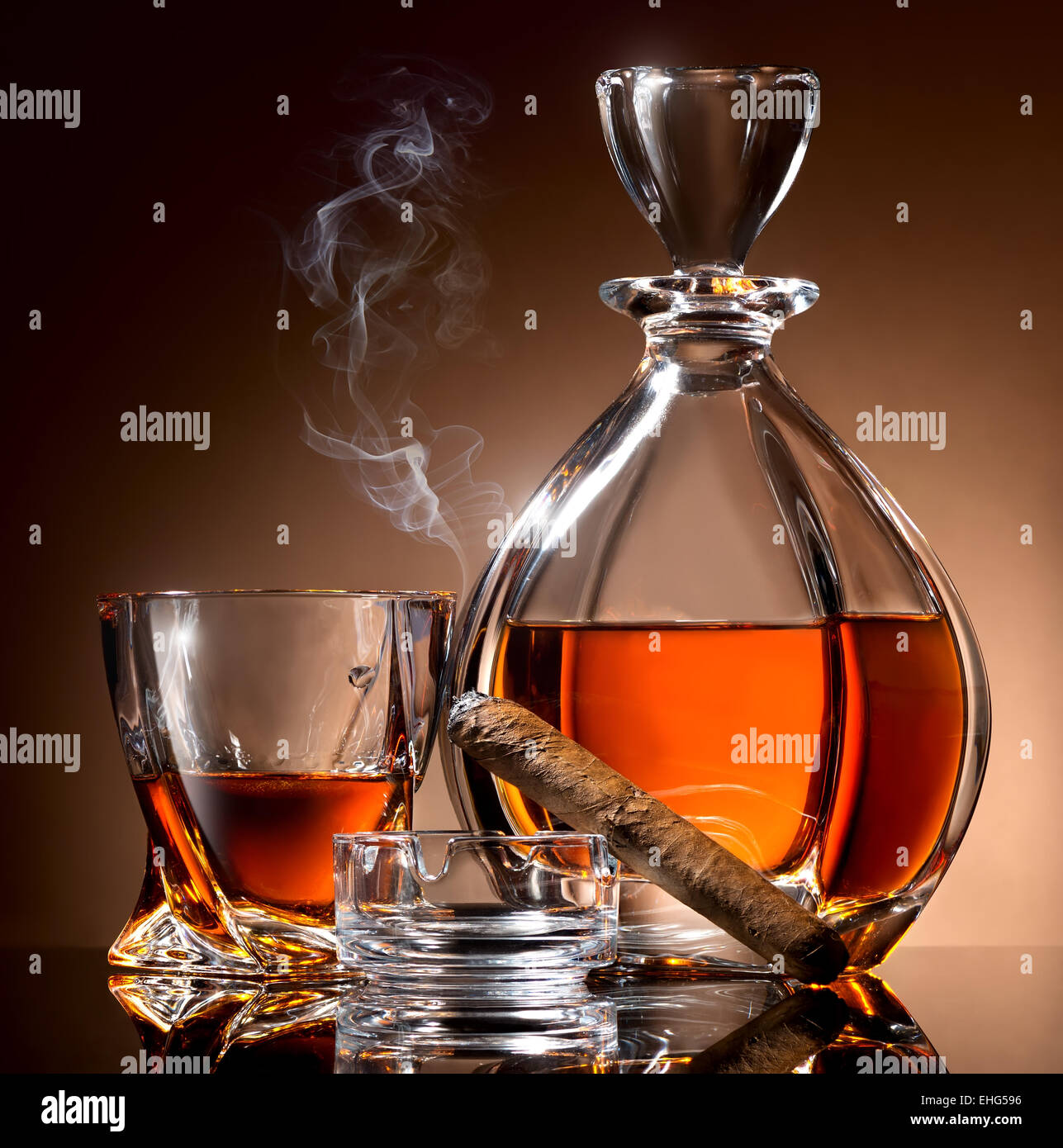 Dekanter Abd Glas Alkohol und Zigarre auf Aschenbecher Stockfoto