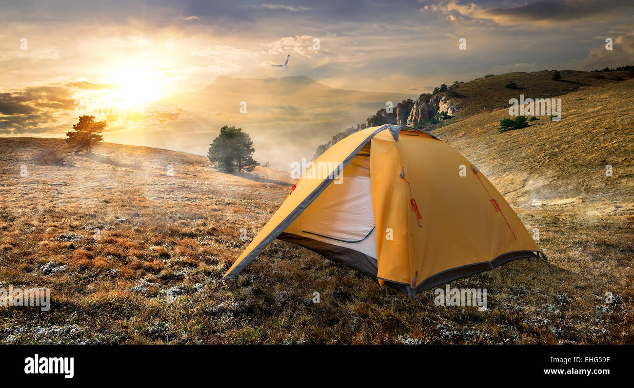 Tourist-Zelt in herbstliche Bergwelt bei Sonnenaufgang Stockfoto