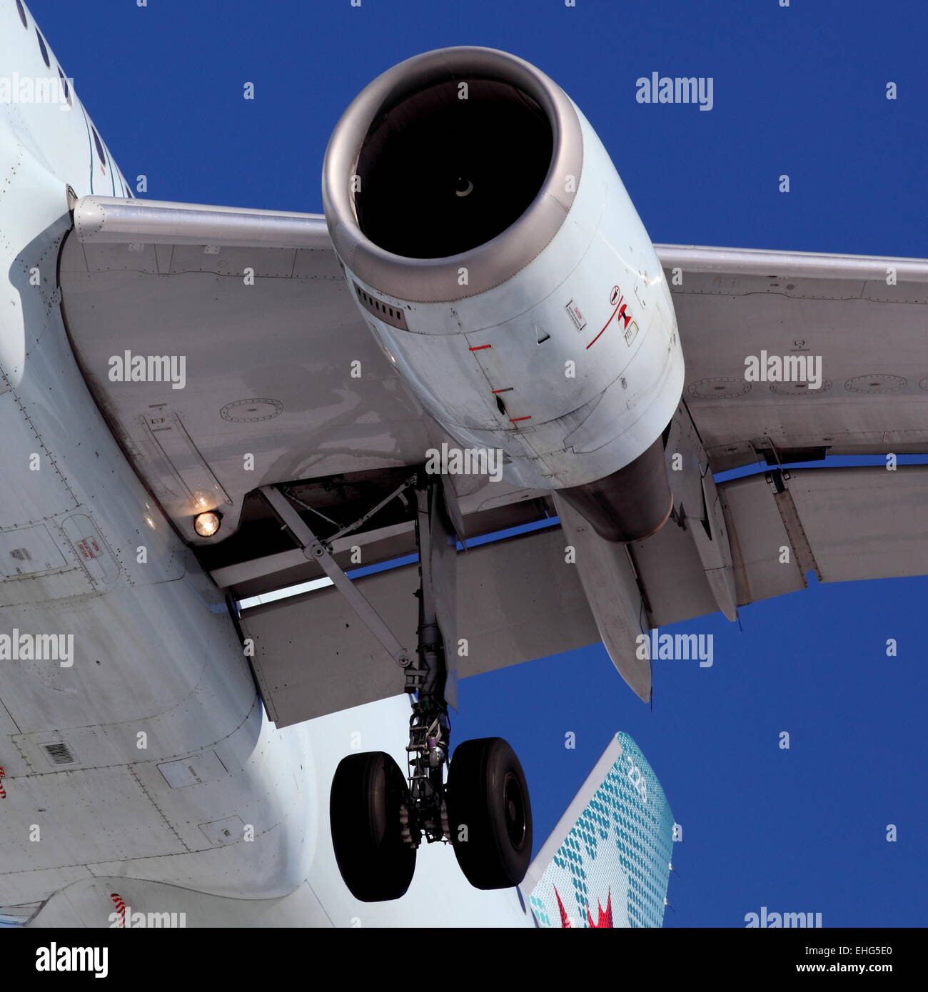 Die Close up von Motor und Fahrwerk des Airbus A320 C-FPDN Air Canada auf Finale nähern YOW Ottawa Kanada, 12. März 2015 Stockfoto