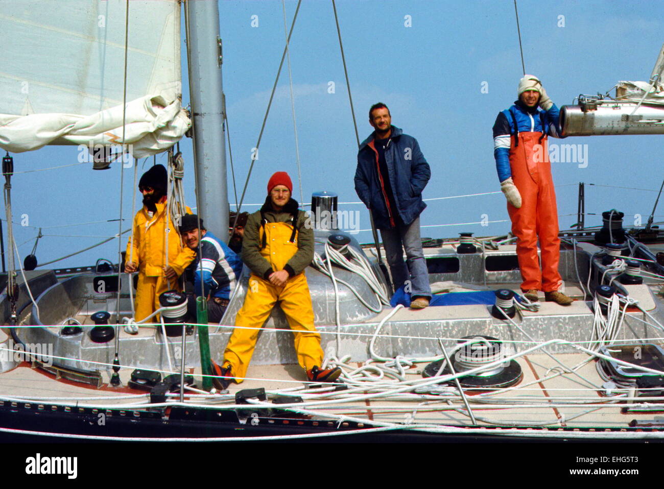 AJAXNETPHOTO - 23. MÄRZ, 1976.PORTSMOUTH, ENGLAND. -ENDE DES DREIECKS - FRANZÖSISCHE YACHT PEN DUICK VI SKIPPERED DURCH ERIC TABARLY (2. VON RECHTS) 12 MEILEN VOR DEM ZIEL VON RIO DE JANEIRO - PORTSMOUTH ETAPPE DES RENNENS ATLANTIK DREIECK.  FOTO: JONATHAN EASTLAND/AJAX Stockfoto