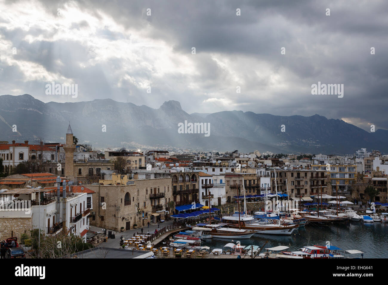 Blick auf den Hafen von der Burg in Girne (Kyrenia), Nordzypern Stockfoto