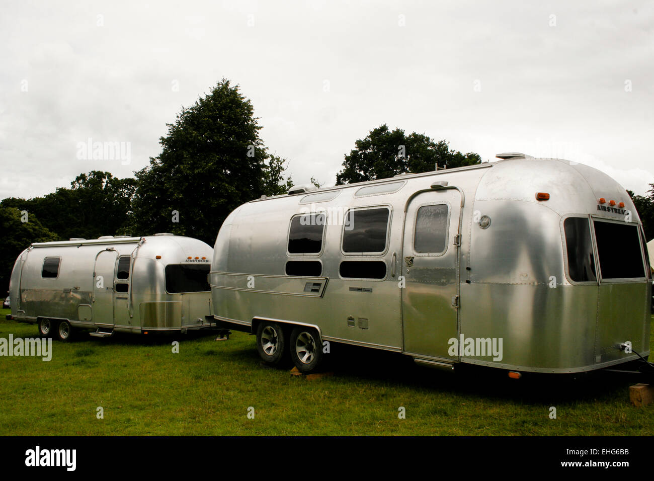 Kultige Airstream "silver Bullet" Wohnwagen auf einem Festival in England. Stockfoto