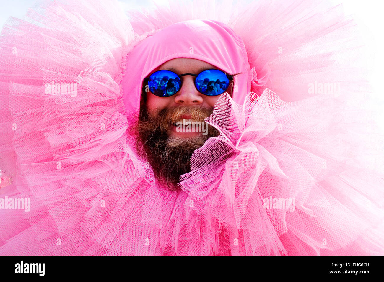 Mann in lustige rosa Kostüm bei einem Festival in England. Stockfoto