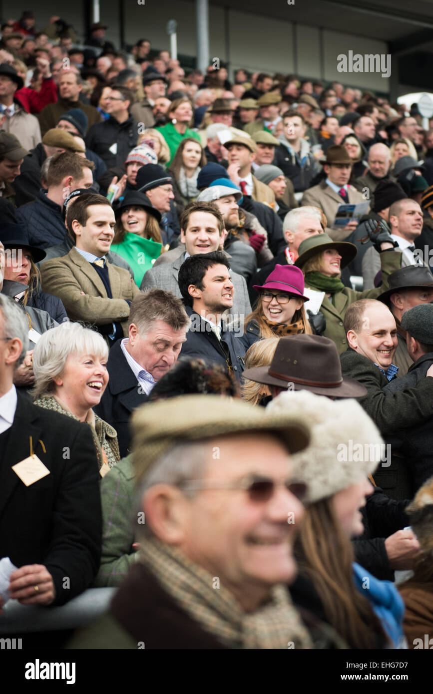 Cheltenham, Vereinigtes Königreich. 13. März 2015. Die vierte und letzte Tag der Cheltenham-Pferderennen-Festival 2015 - ihren Höhepunkt in der Cheltenham Gold Cup - Freitag, 13. März 2015-Credit: Daniel Fisher/Alamy Live-Nachrichten Stockfoto