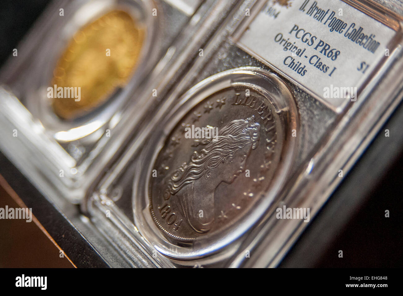 New Bond Street, London, UK.  13. März 2015.  Amerikas berühmteste Münze, die besten bekannten 1804 Silberdollar (Schätzung $8 bis $10m), aus den wertvollsten Münzsammlung in privater Hand, die D. Brent Pogue-Kollektion, die zum Verkauf an eine Reihe von Auktionen im Mai 2015 bei Sotheby's New York präsentiert werden.  Der Verkauf wird auf insgesamt 200 Millionen Dollar geschätzt. Bildnachweis: Stephen Chung/Alamy Live-Nachrichten Stockfoto