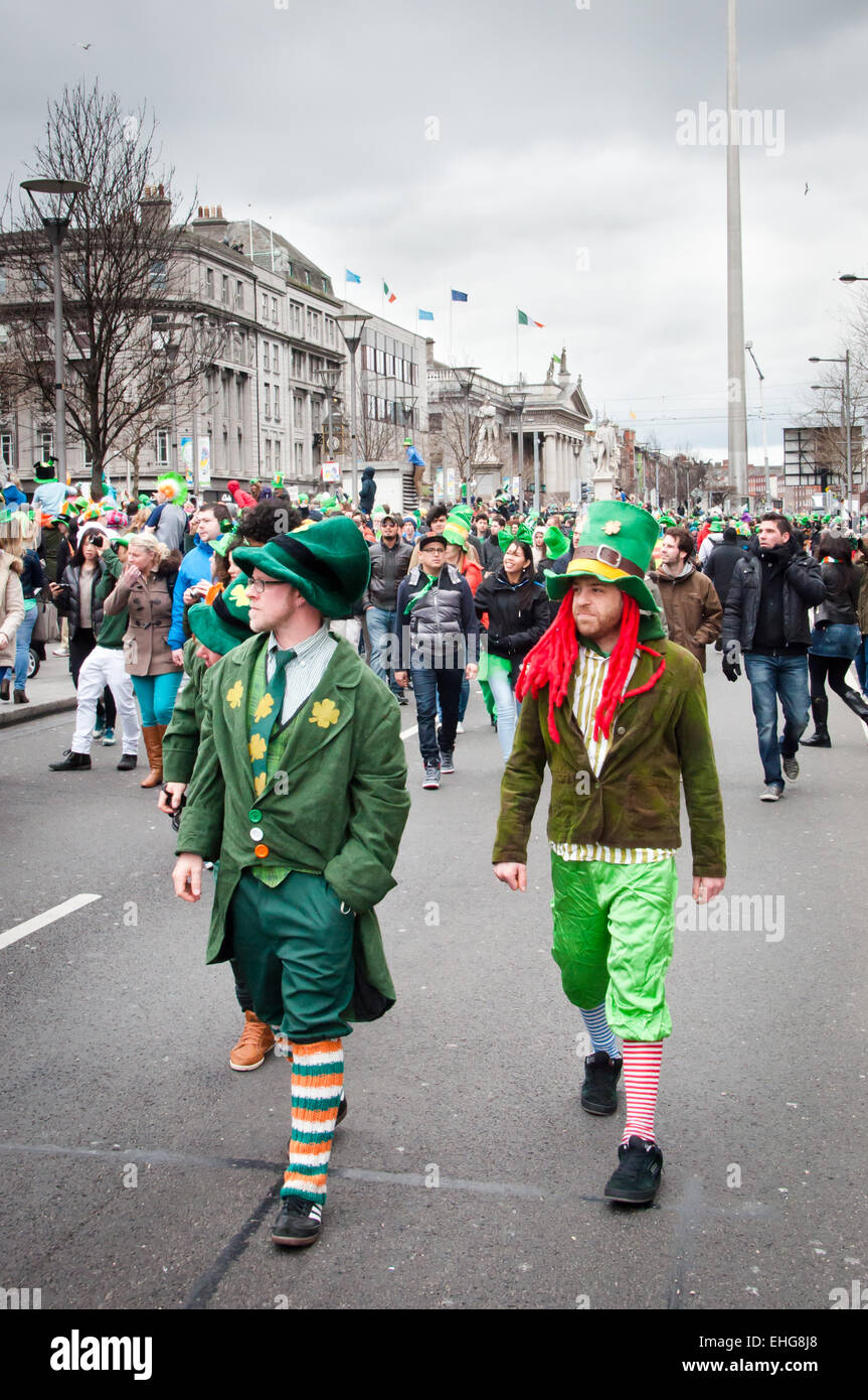 Drei Männer tragen Kobold Mützen und Kleidung Spaziergang in die O' Connell Street in Dublin während der St. Patricks Day feiern Stockfoto