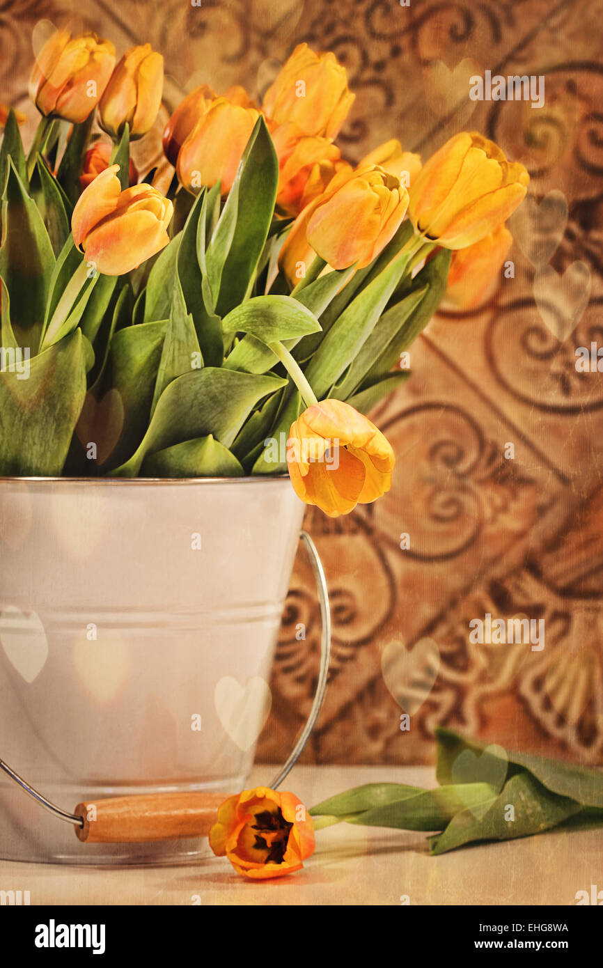 Gelbe Tulpen mit Vintage Grunge Hintergrund Stockfoto