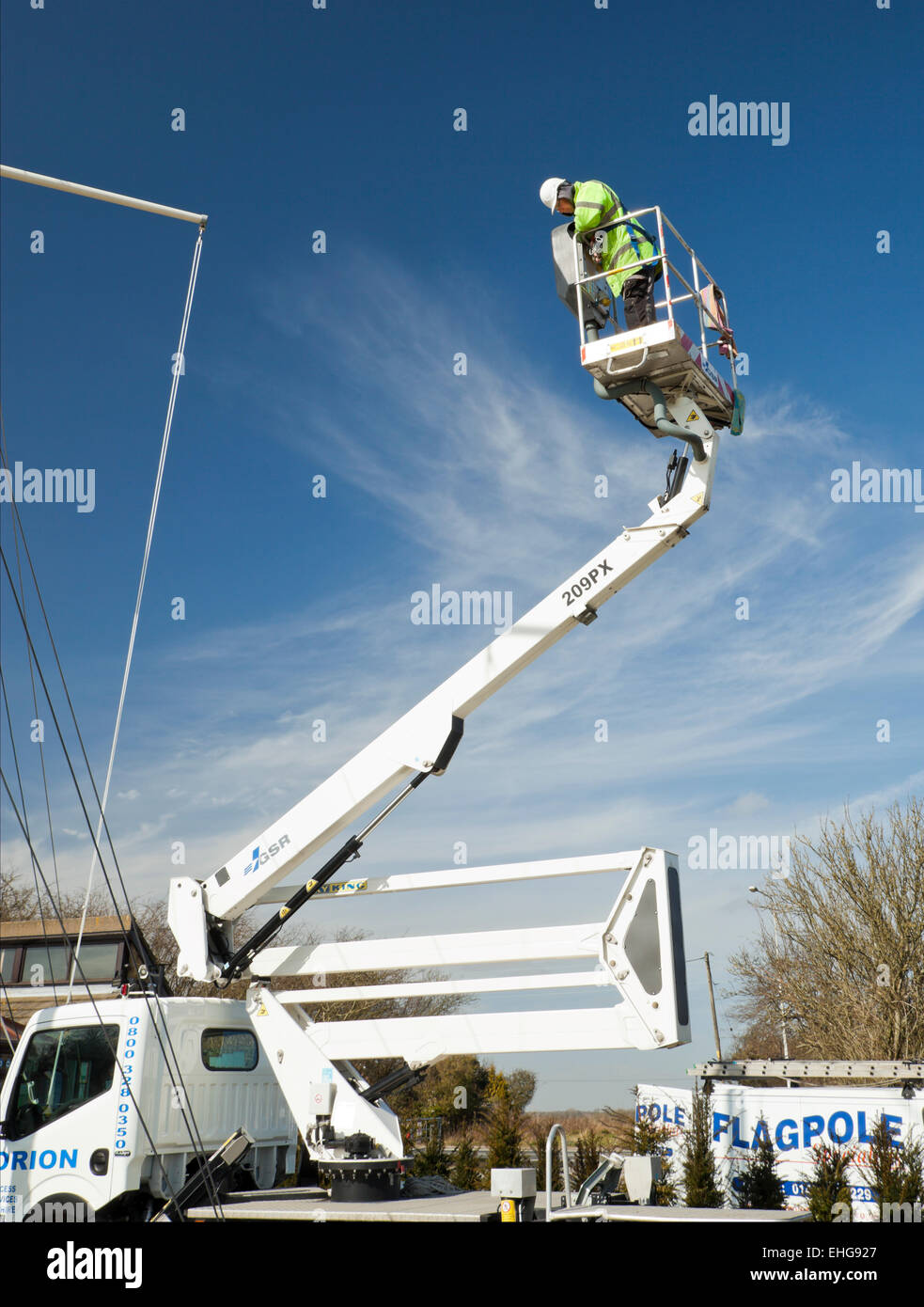 Man Betrieb eine Hubarbeitsbühne. Stockfoto