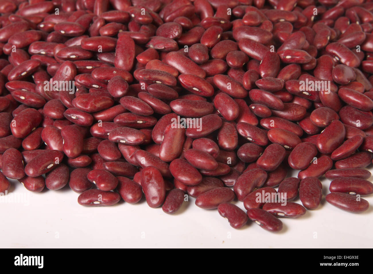 Ein Haufen von Red Kidney-Bohnen verschütten auf weißem Hintergrund Stockfoto