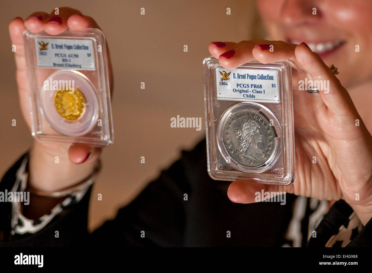 New Bond Street, London, UK. 13. März 2015. Auktionator, Melissa Karstedt,  zeigt $20m Wert von Münzen, einschließlich der 1804 Silberdollar, Amerikas  berühmteste Münze, aus dem die wertvollsten Münzsammlung in privater Hand,  die