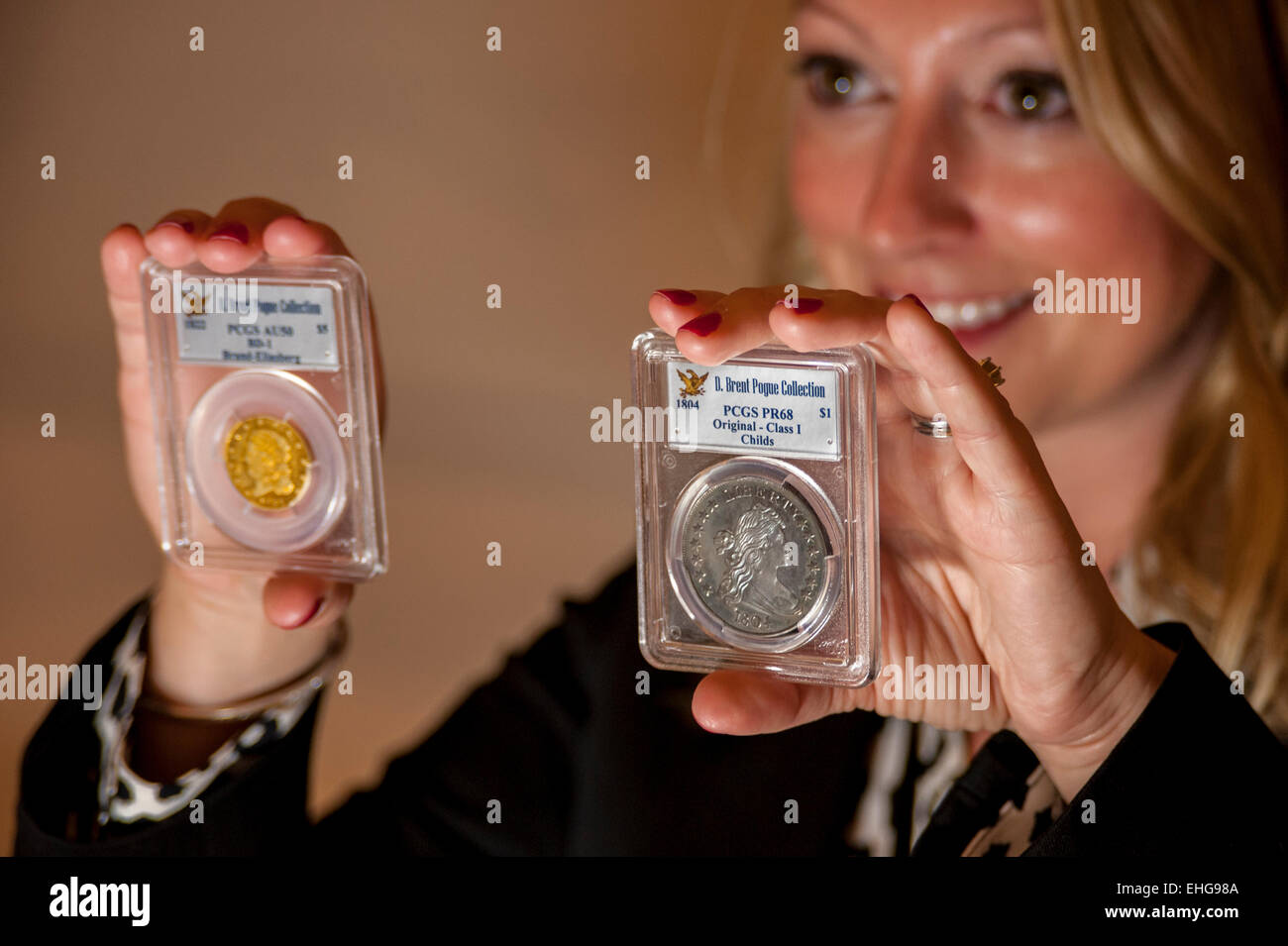 New Bond Street, London, UK.  13. März 2015.  Auktionator, Melissa Karstedt, zeigt $20m Wert von Münzen, einschließlich der 1804 Silberdollar, Amerikas berühmteste Münze, aus dem die wertvollsten Münzsammlung in privater Hand, die D. Brent Pogue-Kollektion, die zum Verkauf an eine Reihe von Auktionen im Mai 2015 bei Sotheby's New York präsentiert werden.  Der Verkauf wird auf insgesamt 200 Millionen Dollar geschätzt. Bildnachweis: Stephen Chung/Alamy Live-Nachrichten Stockfoto