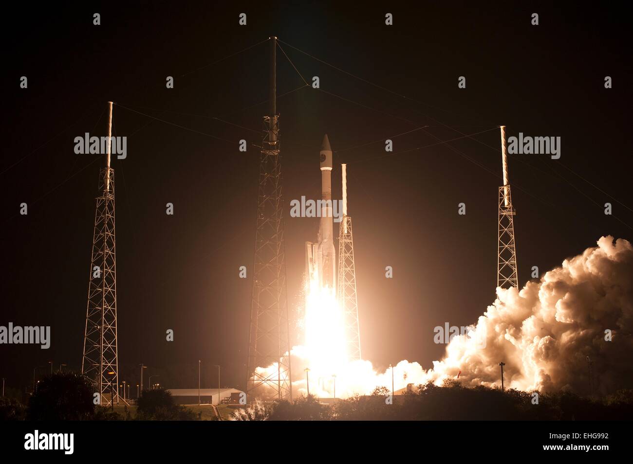 Die United Launch Alliance Atlas V-Rakete mit Magnetospheric Multiscale Raumsonde der NASA an Bord abhebt von der Startrampe in Space Launch Complex 41 12. März 2015 in Cape Canaveral, Florida. Stockfoto