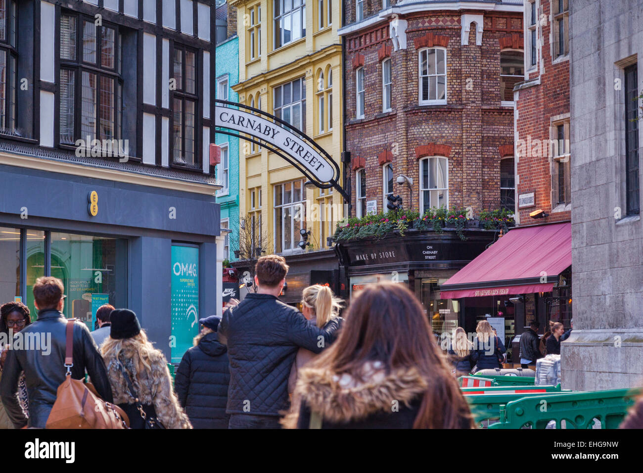 Menschenmassen unterwegs in Carnaby Street, London, England. Stockfoto