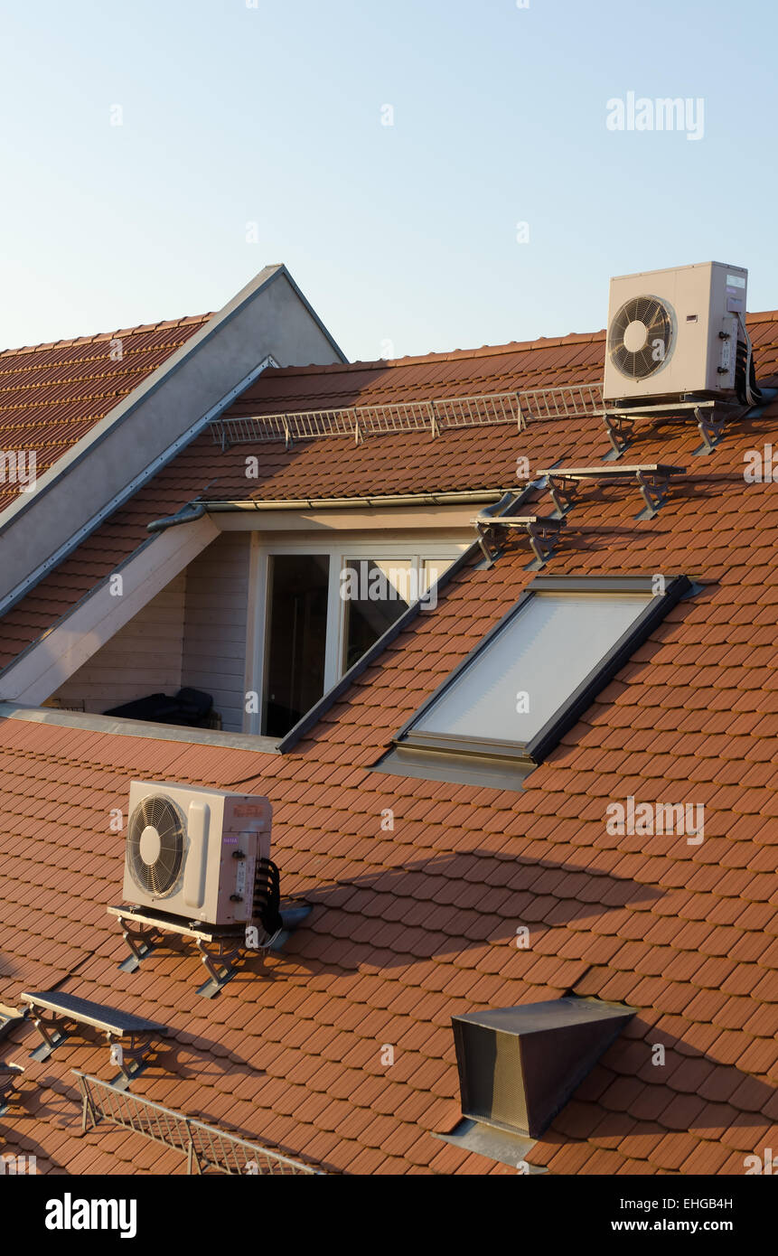Dachgeschoss mit Klimaanlagen Stockfotografie - Alamy
