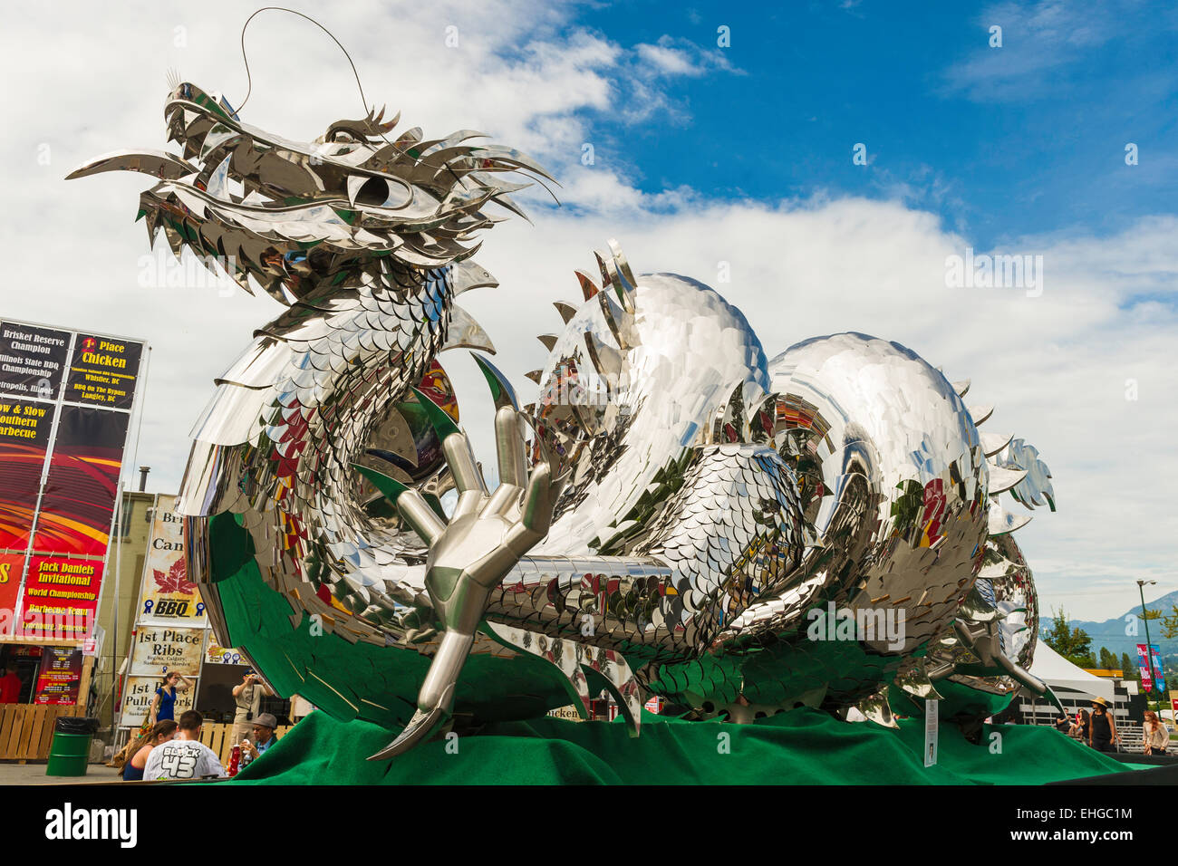 Riesige Stahl Imperial Wasserdrache Bildhauers Kevin Stone auf dem Display an Vancouver Pacific National Exhibition, August 2011. Stockfoto