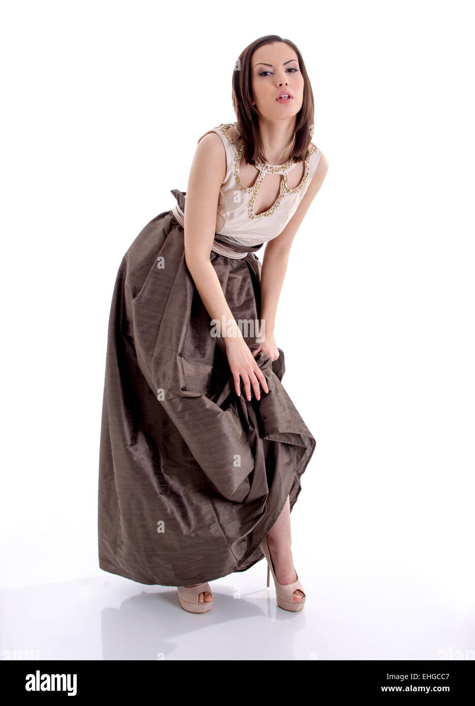 Schöne Frau in einem braunen Kleid posieren für ein Foto-Shooting Stockfoto