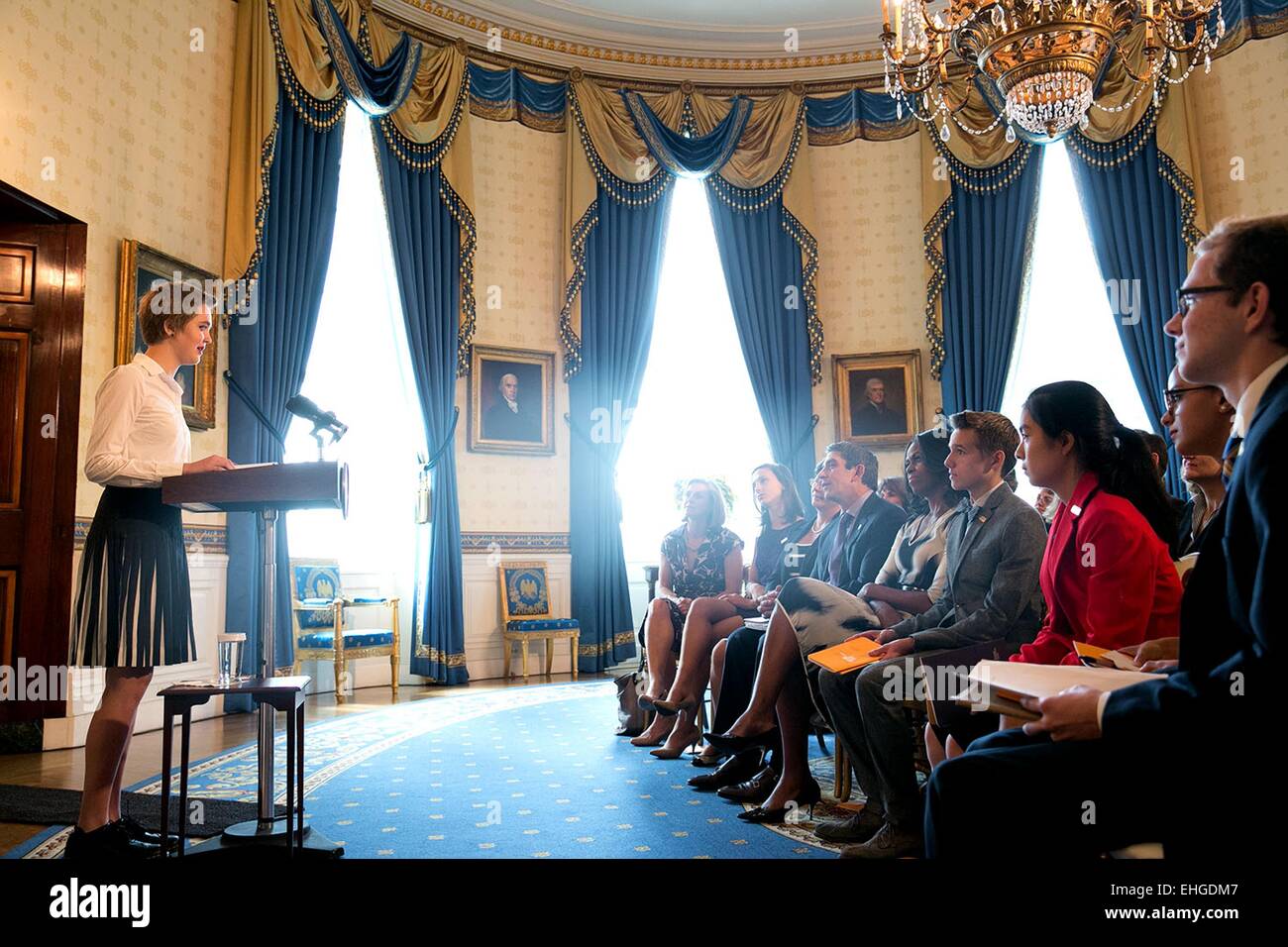 National Student Dichter Julia Falkner liest während einer Dichterlesung veranstaltet von First Lady Michelle Obama und der Präsident Ausschuß für die Künste und Geisteswissenschaften im Blue Room des weißen Hauses 18. September 2014 in Washington, DC. Stockfoto