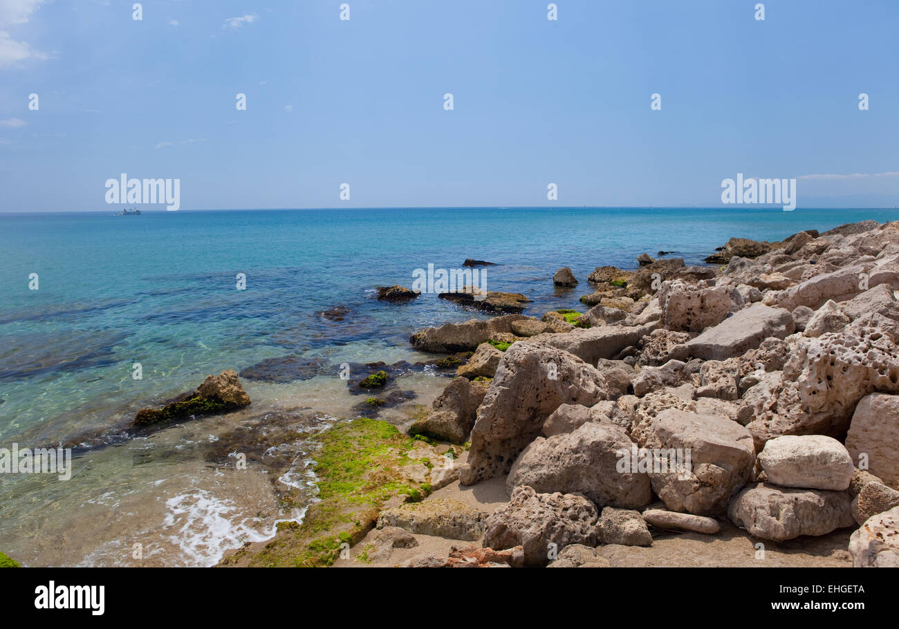 sonnigen felsigen Strand des Mittelmeers Stockfoto