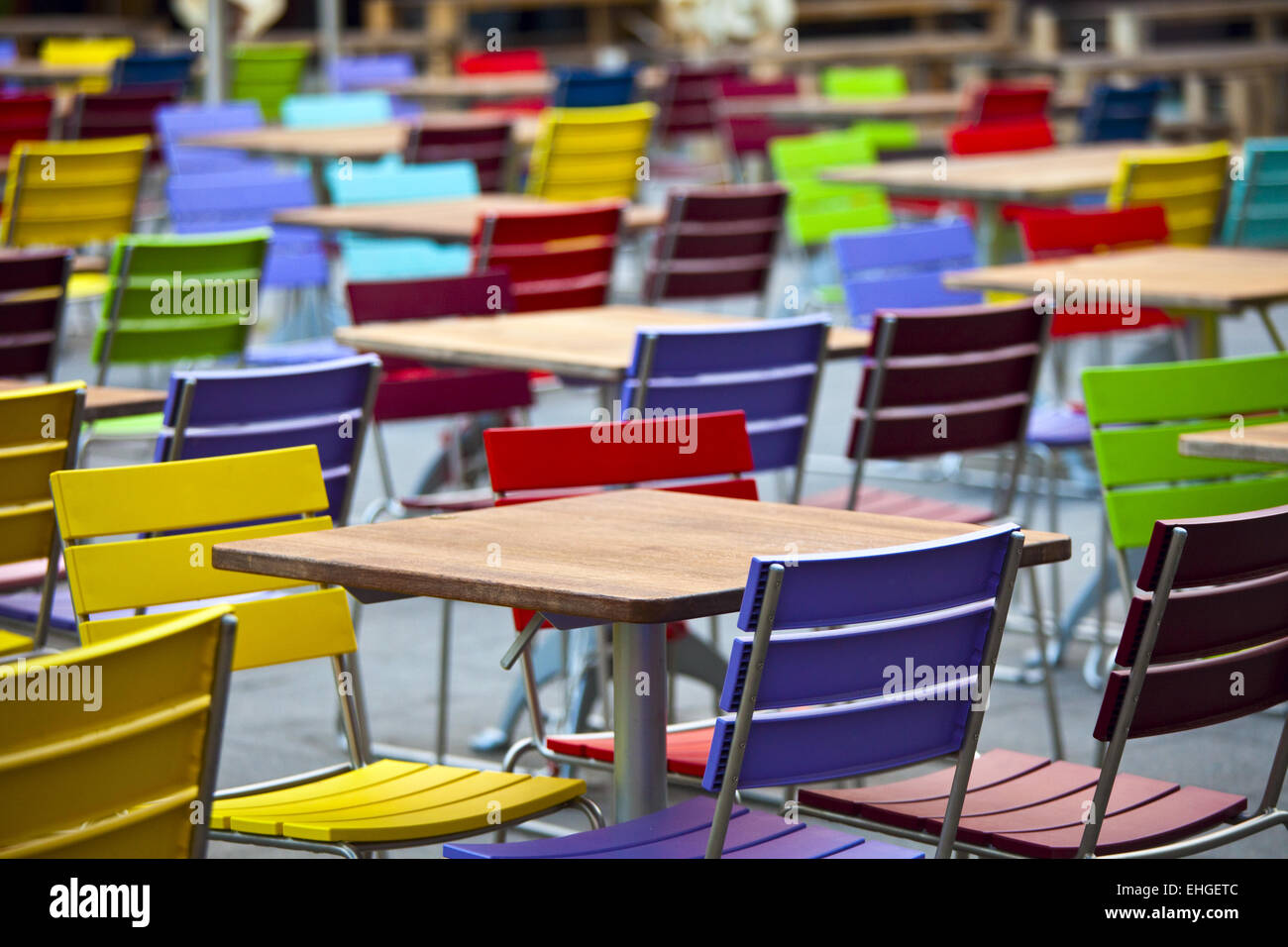 Tabellen und farbigen Stühle in einem Straßencafé Stockfoto
