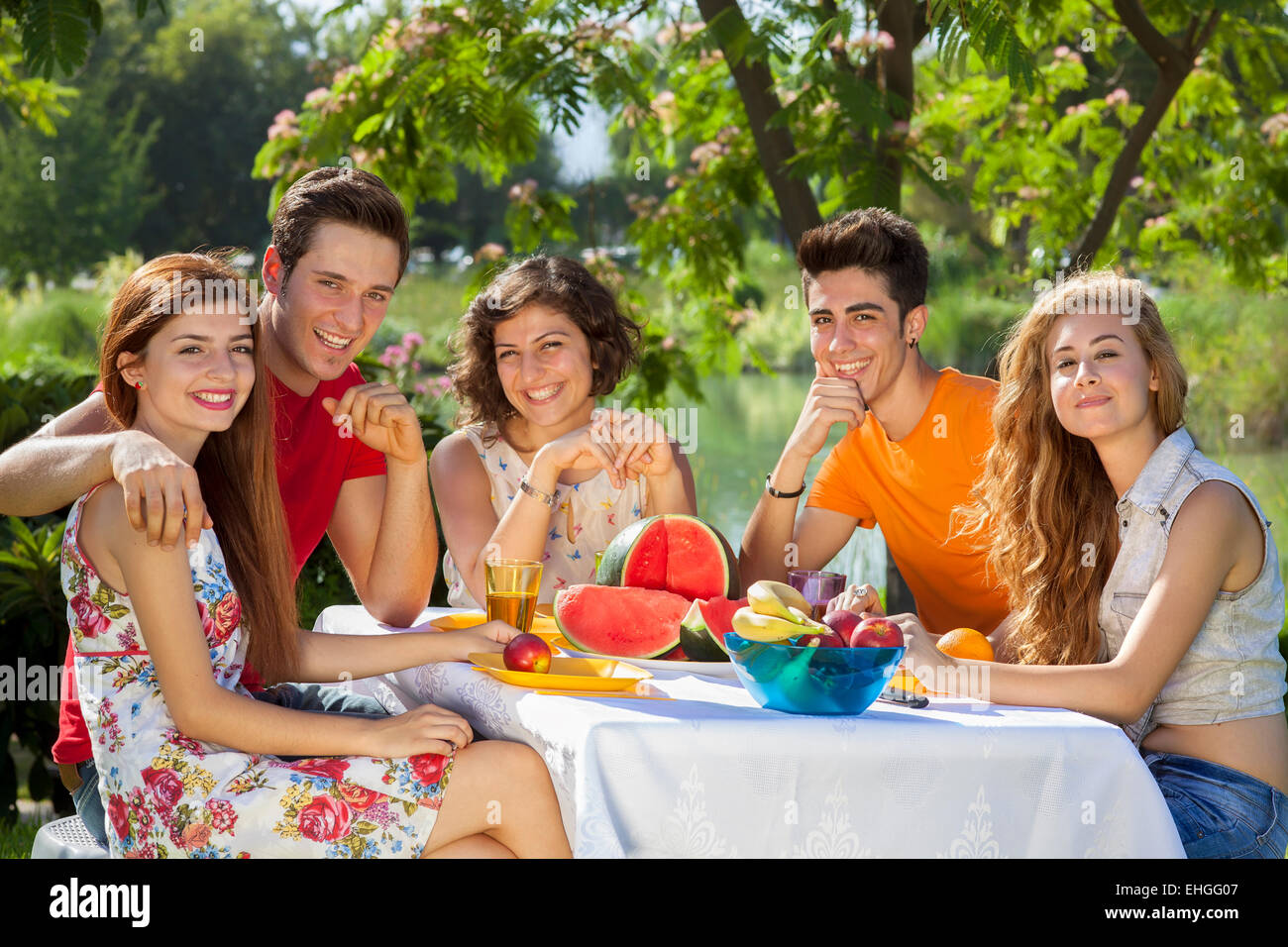 Viel Spaß im Park. Junge Menschen, die eine gute Zeit im Park lachen ...