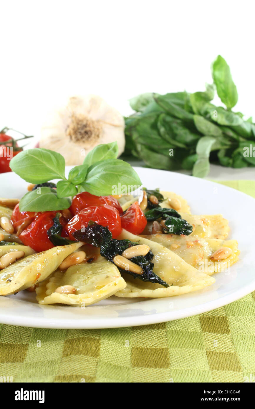 Cappelletti mit Pinienkernen und Tomaten Stockfoto