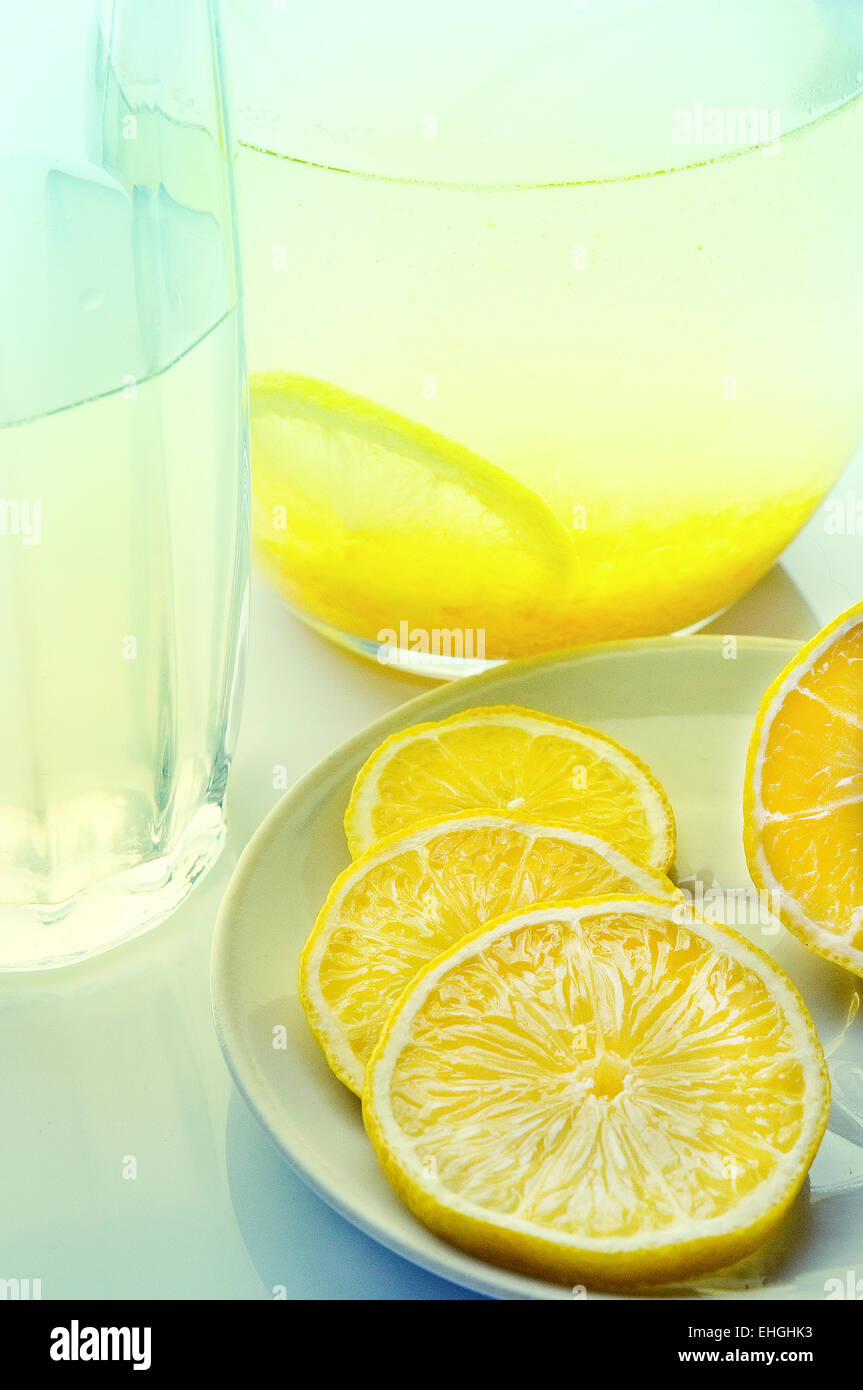Zitrone trinken in einem Krug und Glas, liegt in der Nähe einer Zitrone Stockfoto