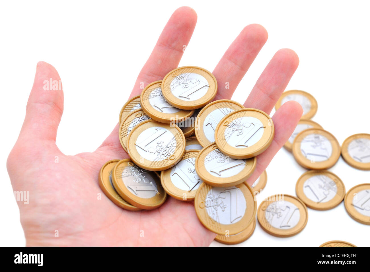 Menschliche Hand halten Euro-Münzen, isoliert auf weißem Hintergrund. Stockfoto