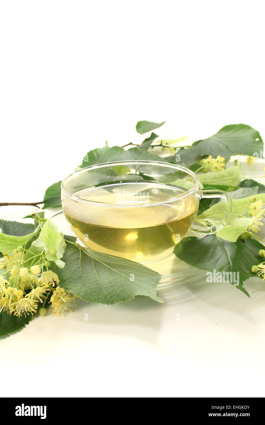 Linden-Blüten-Tee mit Süßigkeiten Stockfoto