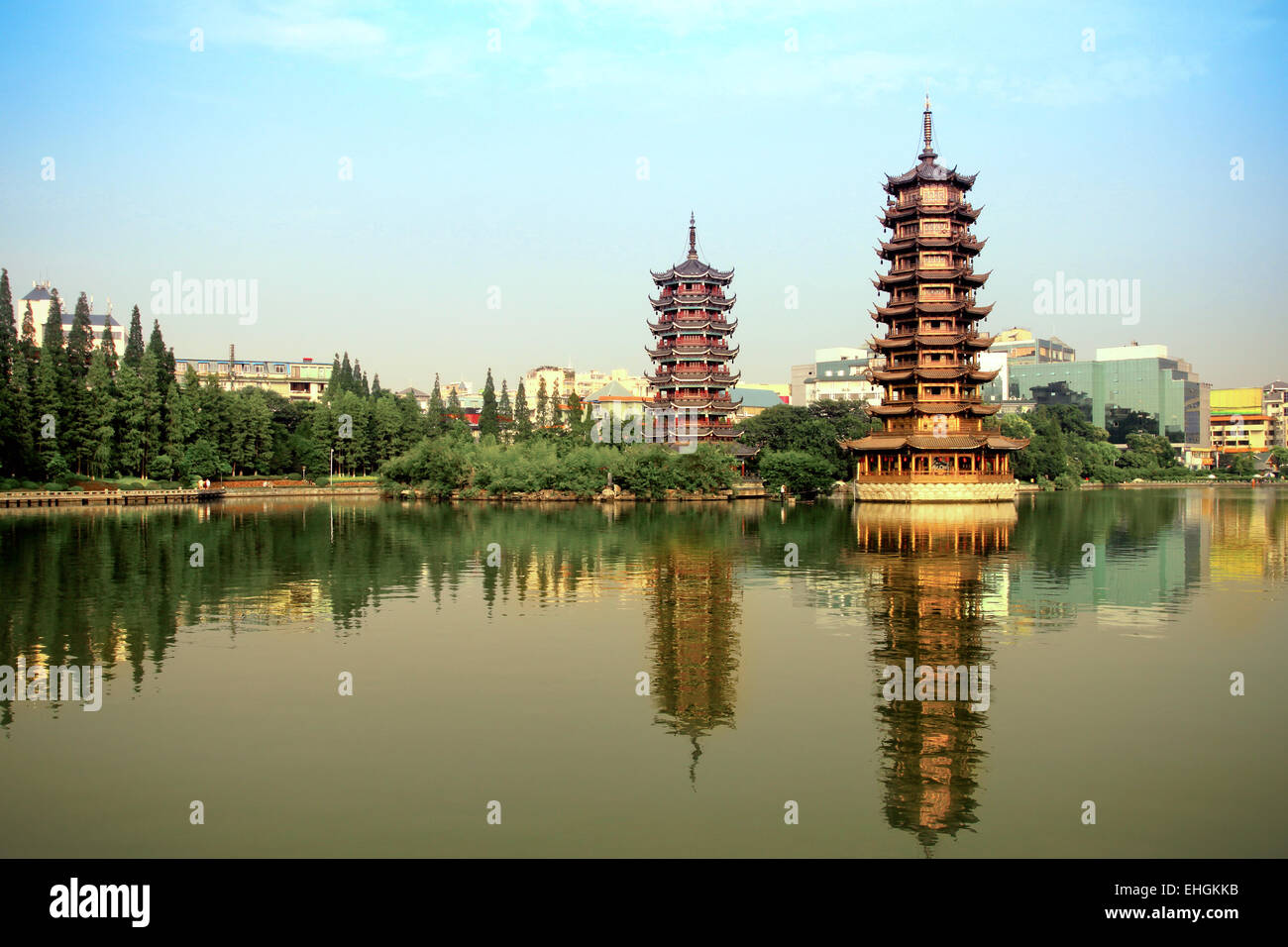 goldenen und silbernen Turm im See im See Stockfoto