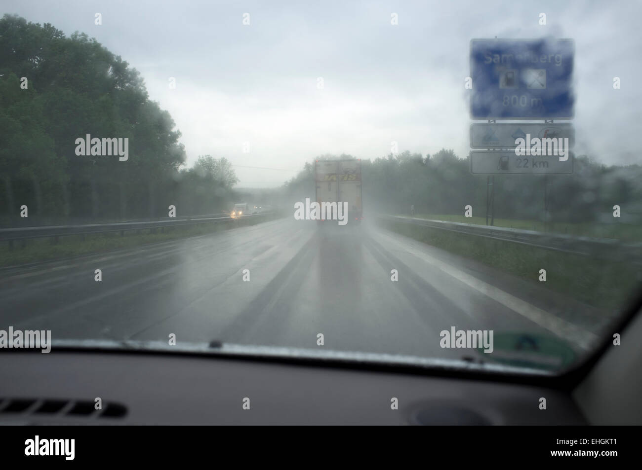 Das fahren auf einer Autobahn bei starkem Regen, Samerberg, Deutschland. Stockfoto