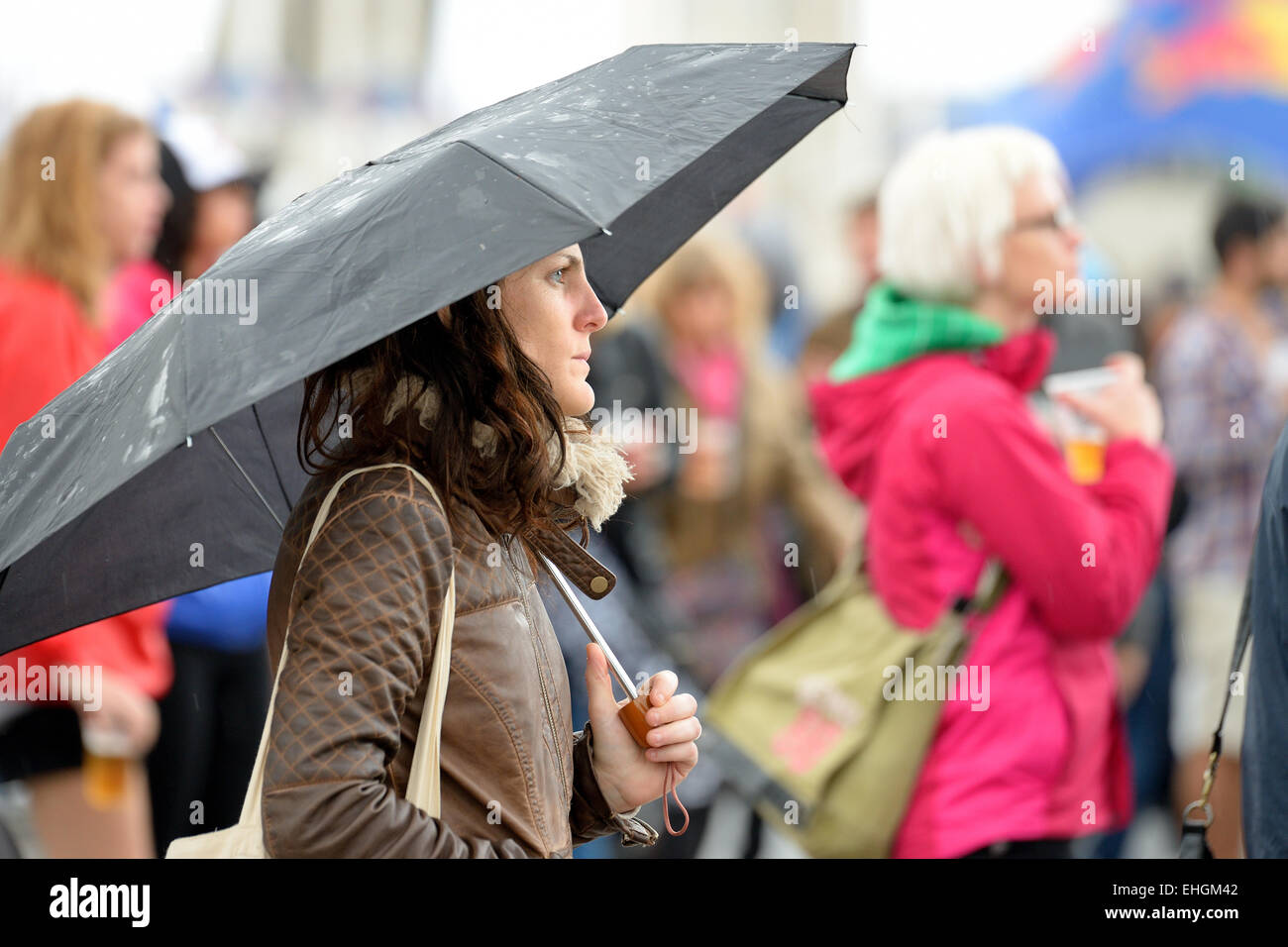 BARCELONA - 28 Mai: Eine Frau mit einem Regenschirm bei Heineken Primavera Sound Festival 2014 (PS14). Stockfoto