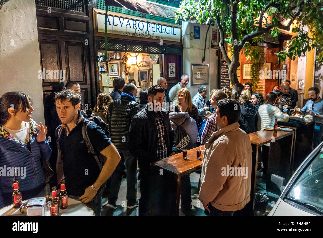 Tapas Restaurant Bar Alvaro Peregil in Sevilla, Sevilla, Spanien mit einem Hipster-Publikum am Tische draußen stehen. Auch bekannt als La Goleta Stockfoto