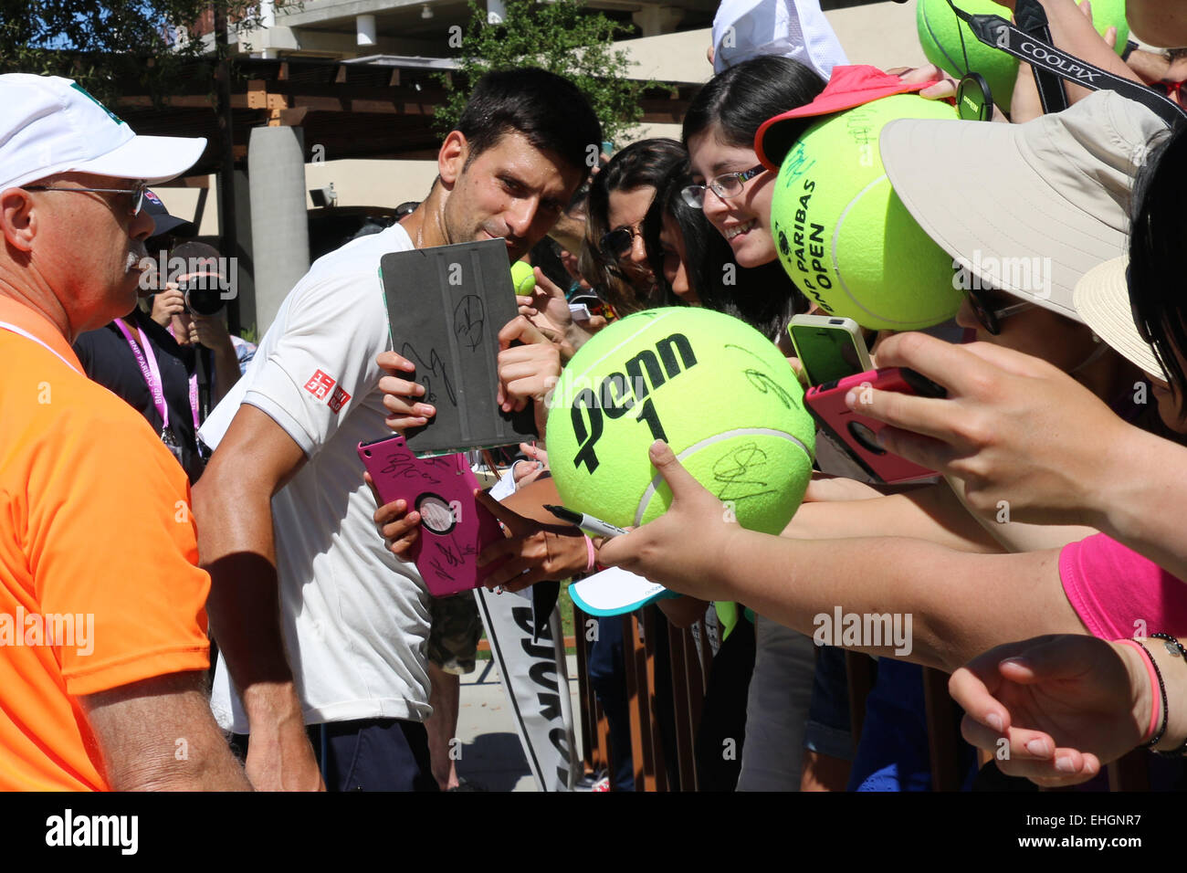 Indian Wells, Kalifornien Autogramme 13. März 2015 Nummer eins Rang serbischen Tennisspieler Novak Djokovic bei der BNP Paribas Open. Bildnachweis: Lisa Werner/Alamy Live-Nachrichten Stockfoto