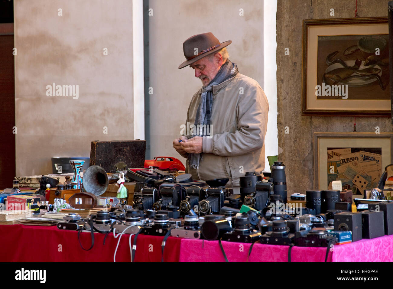 Stall + Standbesitzer mit Vintage-Kameras, Flohmarkt in Logge di Banchi, Piazza XX Settembre, Stadtmitte, Pisa, Toskana, Italien Stockfoto