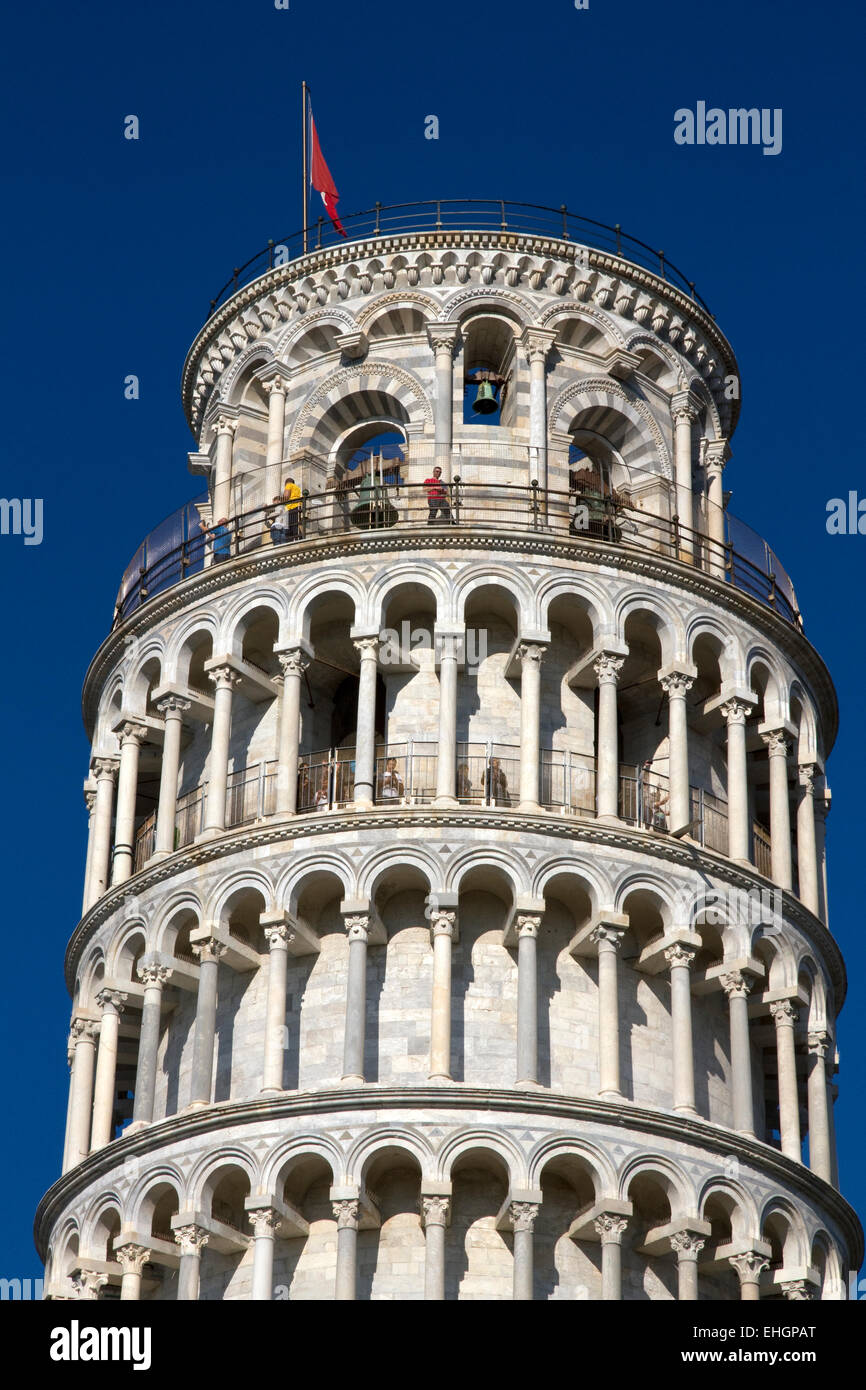 Besucher auf den oberen Etagen des Turms von Pisa, Piazza dei Miracoli, Pisa, Toskana, Italien Stockfoto