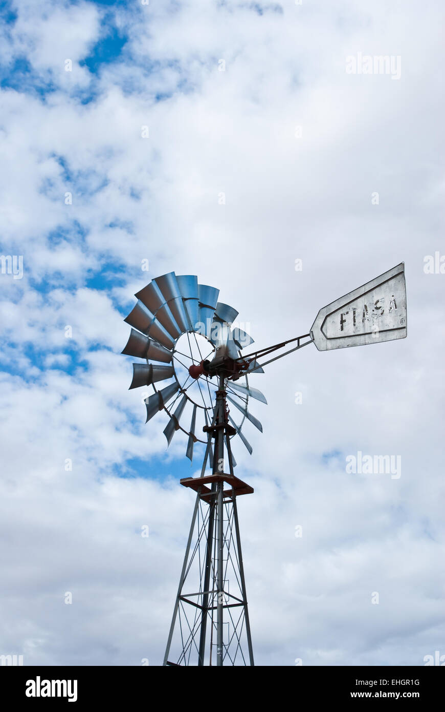 Silbernes Wasser Rad gegen bewölktem Himmel in Wüste Stockfoto