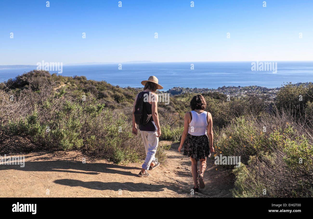 Wanderer auf den Temescal Höhenweg mit Santa Monica Bay in Ferne Stockfoto