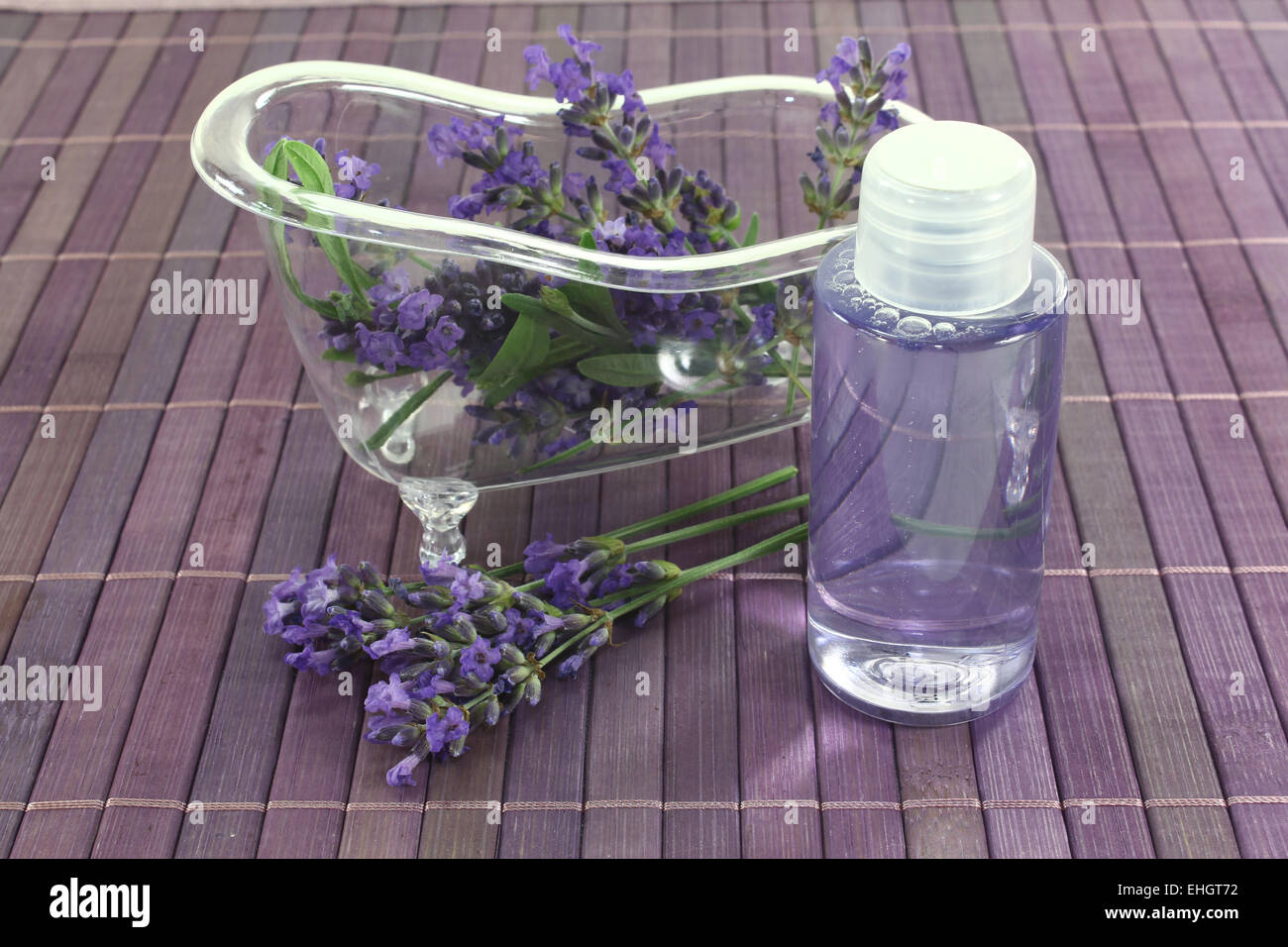 Lavendel-Öl mit Bad, Blüten und Blätter Stockfoto