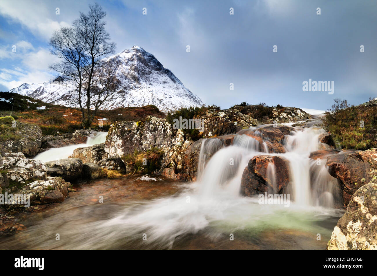 Highlands, Schottland, Fluss Coupall gehen über Wasserfälle in der Nähe des Eingang zum Glen Etive mit Stob Dearg Berg im Hintergrund. Stockfoto