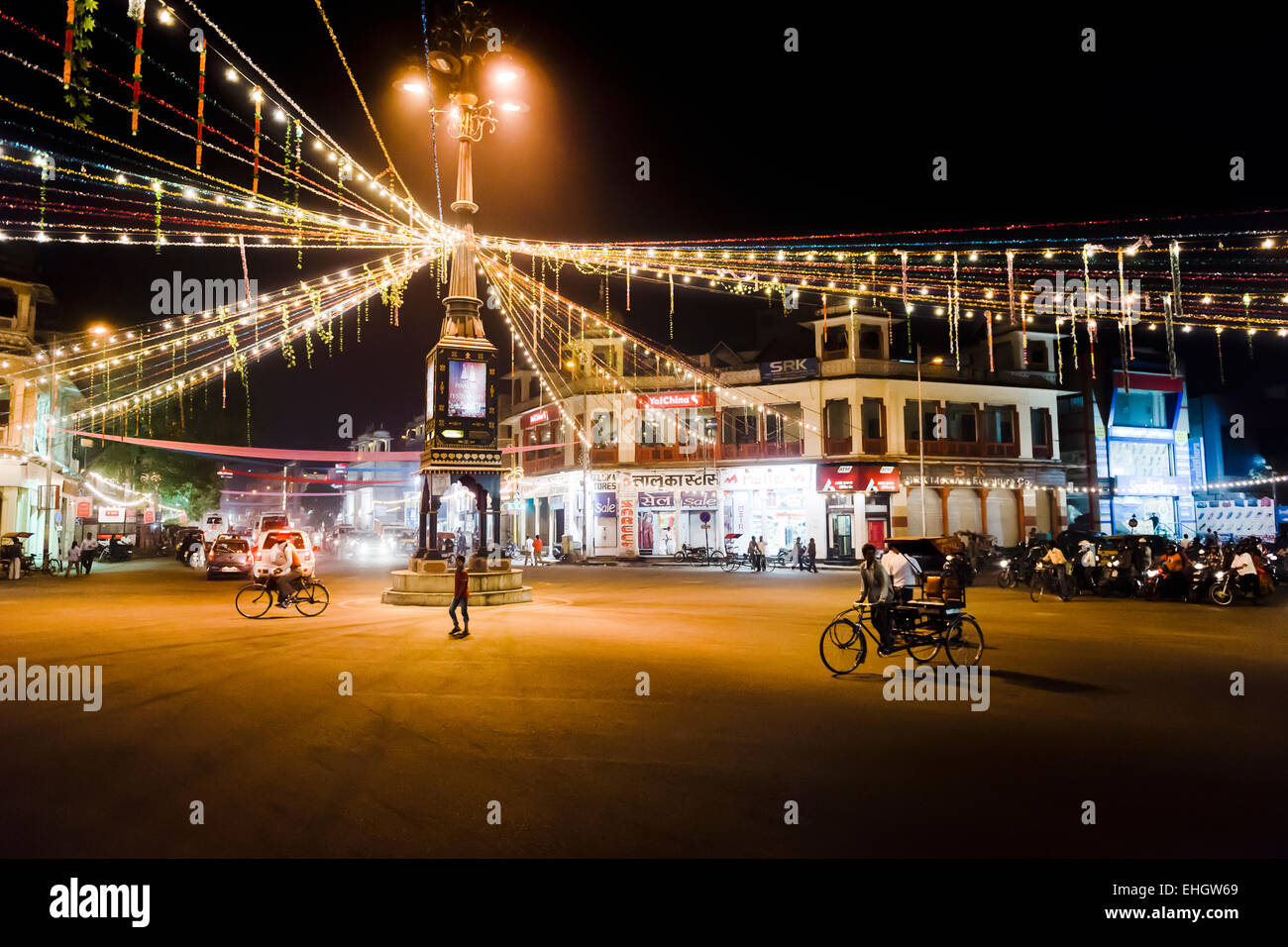Ein Kreisverkehr in der Nacht mit Lichtern für die Diwali Festival in Jaipur dekoriert. Stockfoto