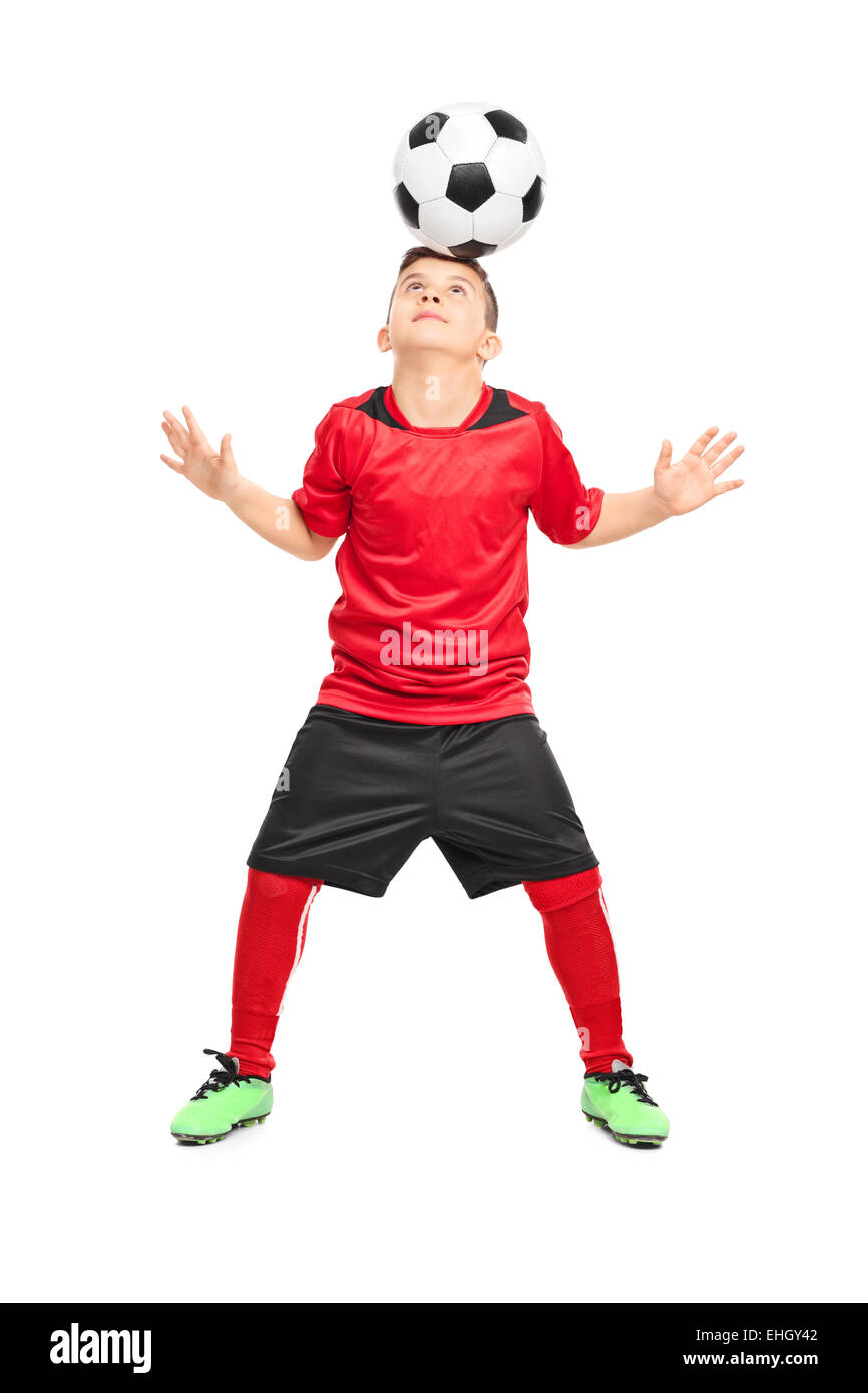 In voller Länge Portrait eines junior Fußballspielers joggling mit einem Ball isoliert auf weißem Hintergrund Stockfoto