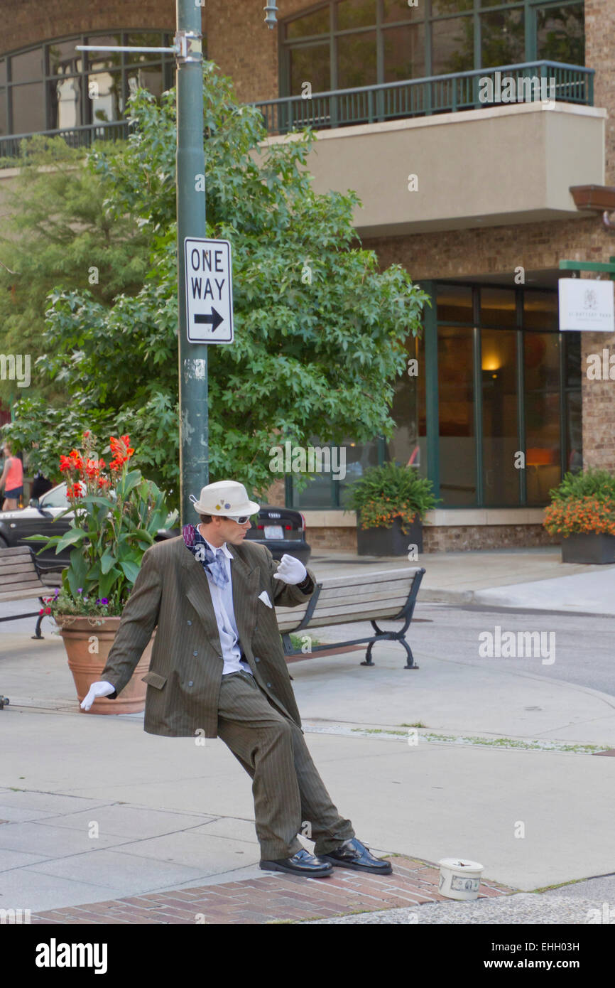 Asheville, North Carolina, USA - 26. September 2014: Ein Mann macht Tipps als lebende Statue in Asheville, NC Stockfoto