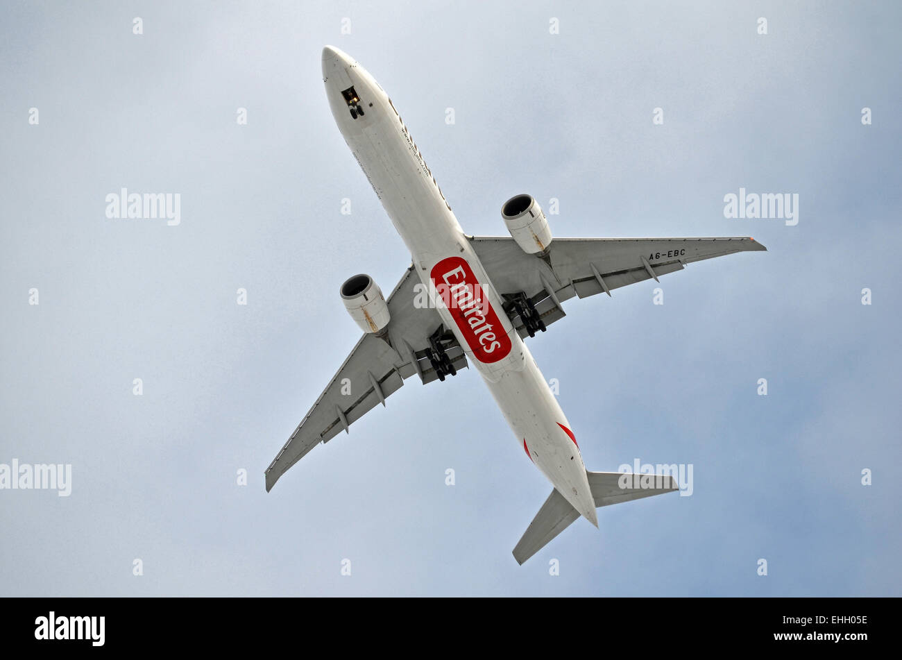Emirate-Jet fliegt über Clydebank mit den Rädern nach unten immer bereit, Glasgow Airport landen Stockfoto
