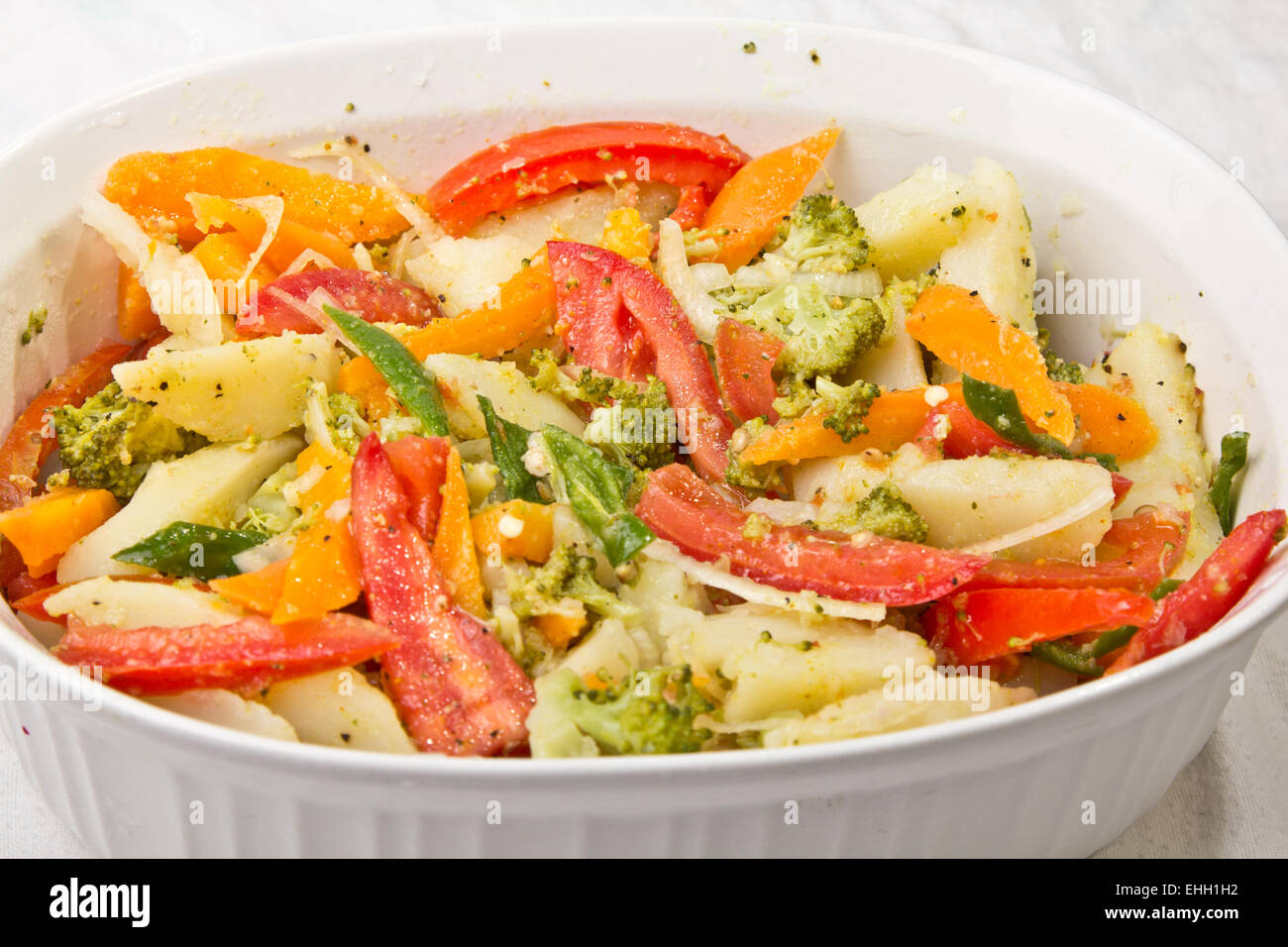 Lecker Salat in einer Schüssel serviert Stockfoto