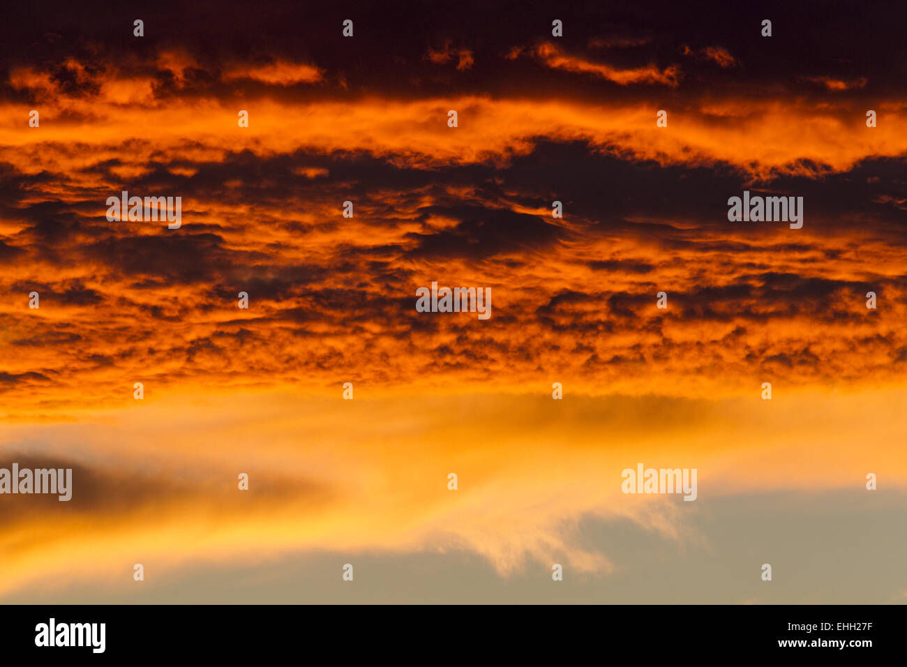 Blutroter Sonnenuntergang Stockfoto